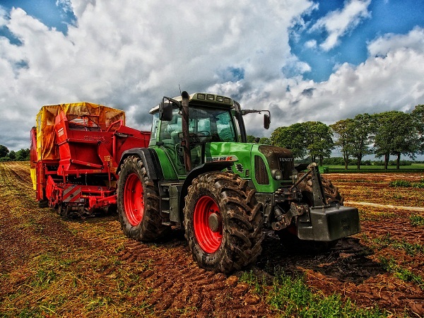 tractor-385681-1280.jpg