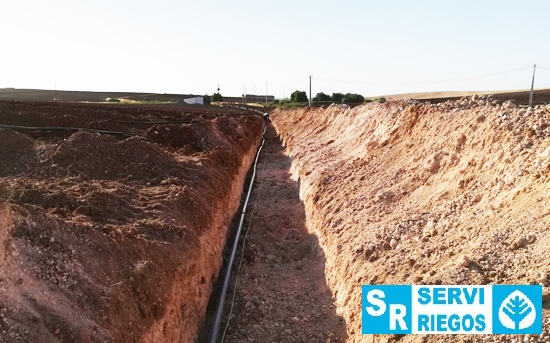 Instalación de tuberías para cultivo de olivos en Ervidel, Portugal.