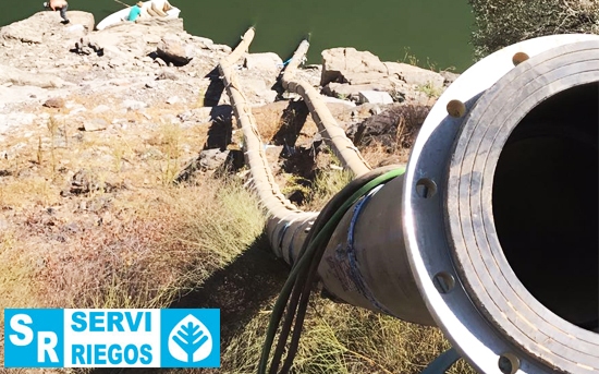 Montaje de la instalación de bombeo de la obra de conducción de regantes del embalse de Maranhao, en Avis (Portugal)