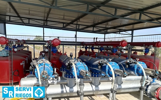 Caseta e instalación de riego para plantación de frutales en el término municipal de Écija (Sevilla).